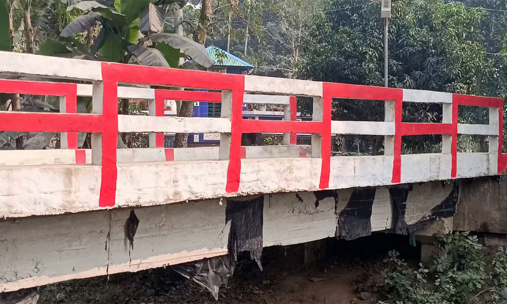 ১৩ লাখের নতুন সেতু ভেঙে দেড় কোটির কালভার্ট বানাবে সওজ