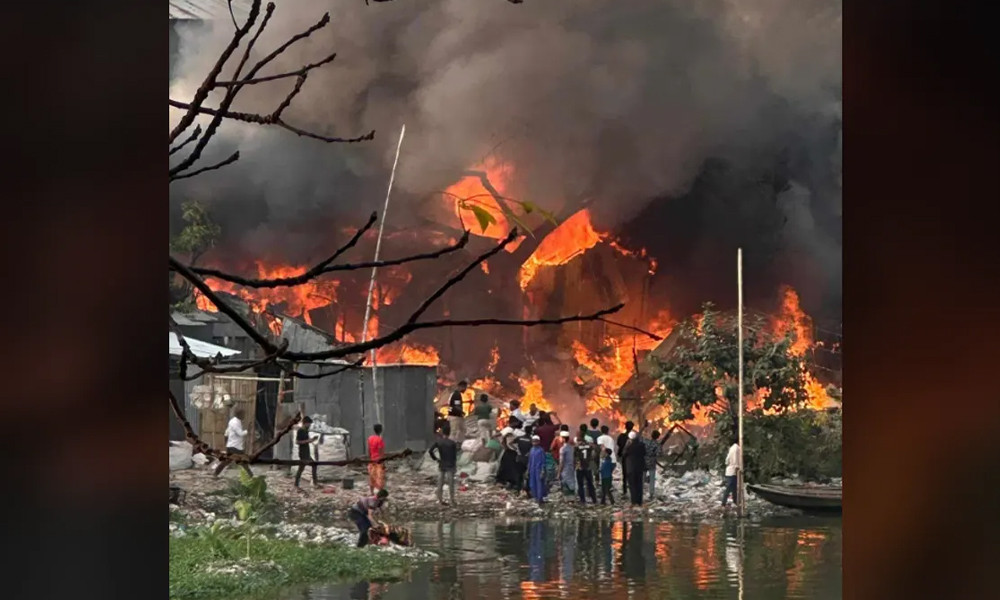 রাজধানীর কড়াইল বস্তিতে আগুন