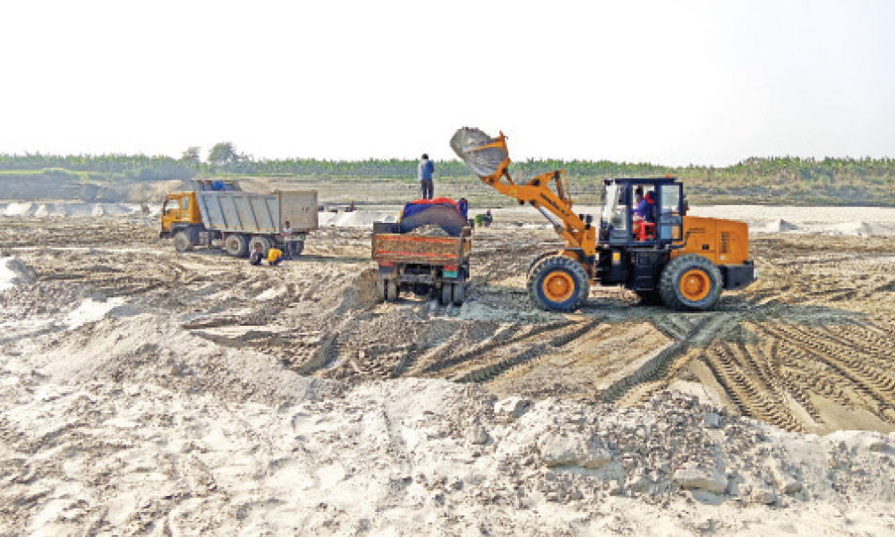 প্রশাসন ‘ম্যানেজ করেই’ নদীর বালু বিক্রি