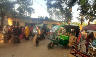 ইউপি চত্বরেই ভিডাব্লিউবির চাল বিক্রির অভিযোগ