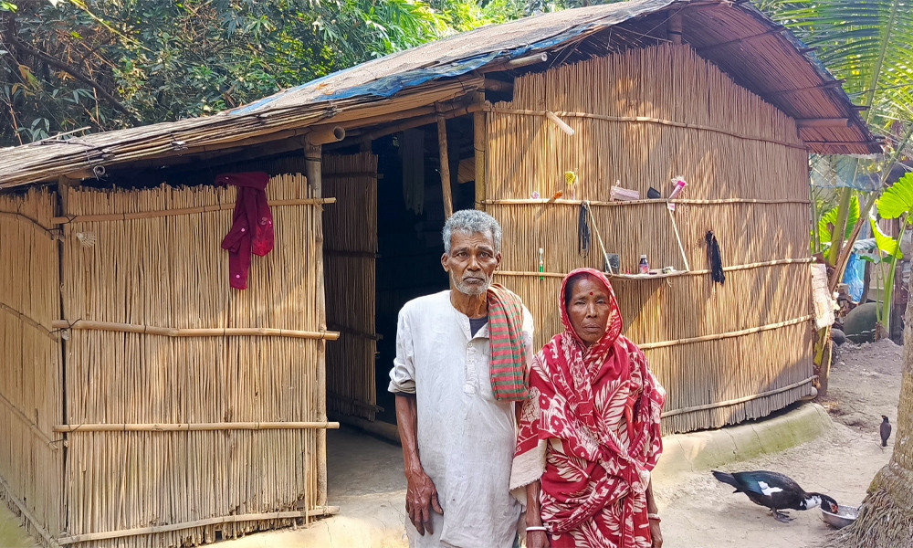 বয়সের ভারে ন্যুব্জ মন্টু দাসের পাটকাঠির ঘরে অসহায় জীবনযাপন