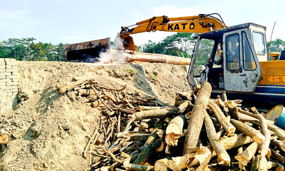 চরফ্যাশনে অবৈধ তিন ইটভাটা গুঁড়িয়ে দিল পরিবেশ অধিদপ্তর