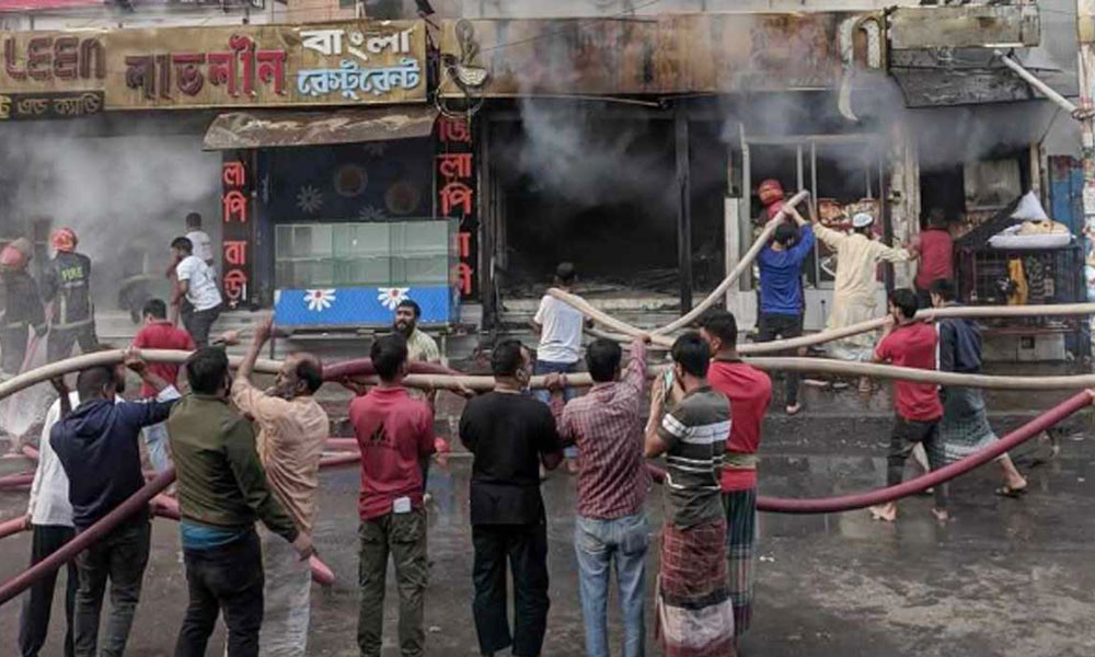 উত্তরার রেস্টুরেন্টের আগুন এখনো নিয়ন্ত্রণের বাইরে, ৭ জনকে জীবিত উদ্ধার