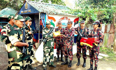 বিজিবি দিবসে হিলিতে বিএসএফকে মিষ্টি উপহার দিল বিজিবি