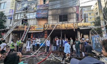 উত্তরায় রেস্টুরেন্টে আগুন : আলামত সরানোর অভিযোগে কর্মচারী গ্রেপ্তার