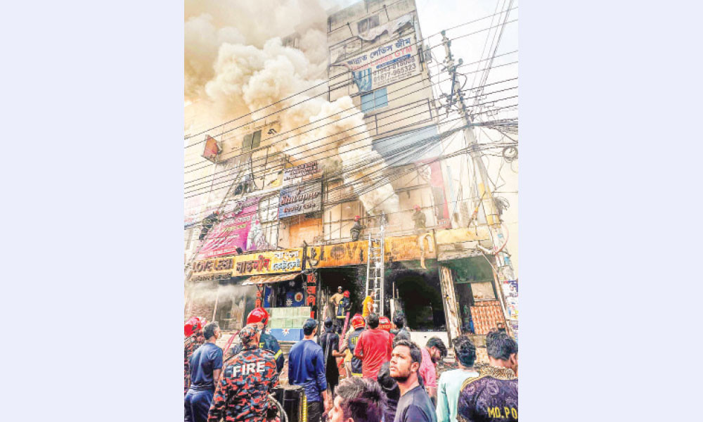 উত্তরায় রেস্তোরাঁয় বনশ্রীতে আবাসিক ভবনে আগুন