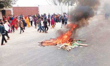 কারখানা খুলে দেওয়ার দাবিতে বিক্ষোভ, পুলিশের লাঠিচার্জ