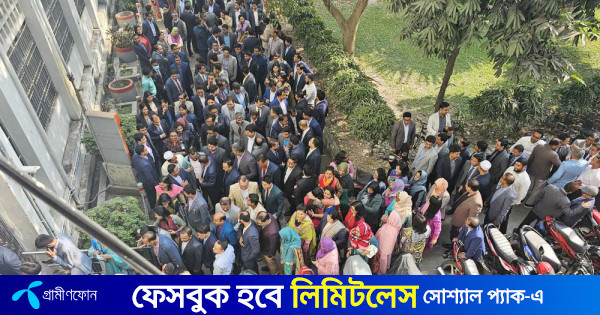 ক্ষুব্ধ এডমিন ক্যাডাররা, জনপ্রশাসন সচিবের কার্যালয়ে অবস্থান