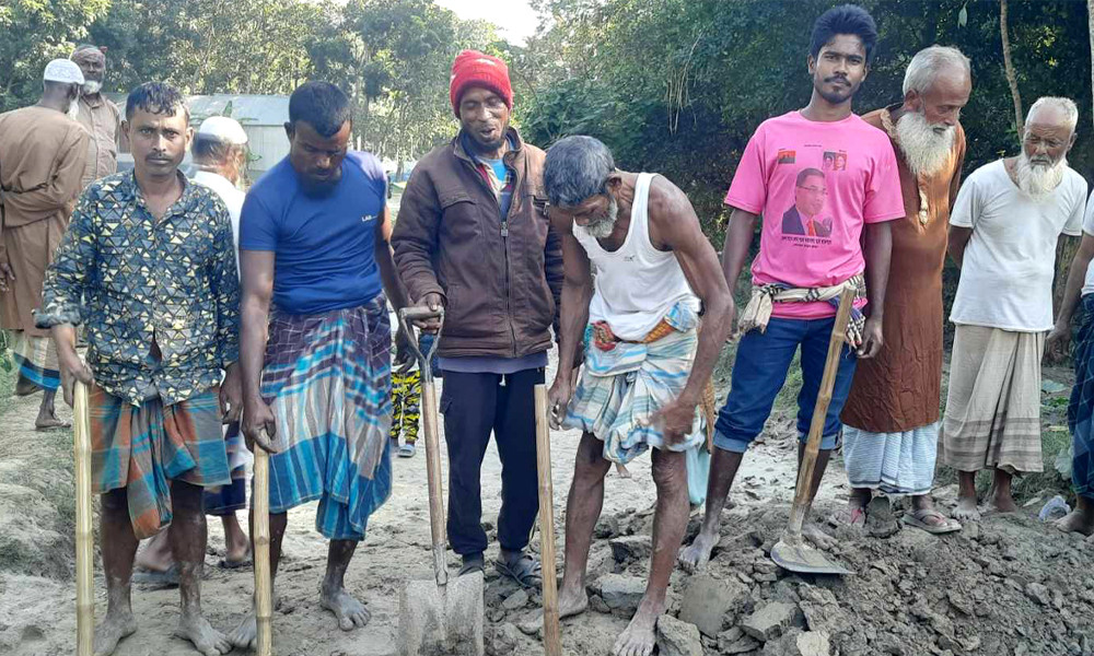 মায়ের ফোনে গ্রামে এসে মেম্বারসহ ৫ শ্রমিককে পিটালেন নারী পুলিশ