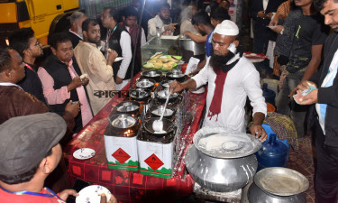 শীতের সন্ধ্যায় নগরীতে ফুটপাতের ‘পিঠা উৎসব’