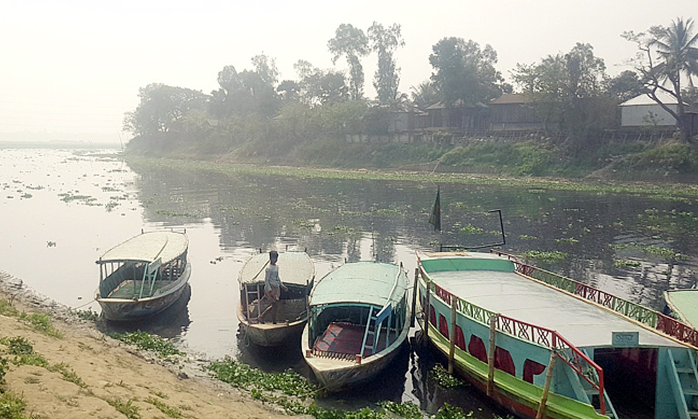 তিন মাস ধরে তুরাগের নৌকায় রাত্রিযাপন ১০ বিএনপি নেতার