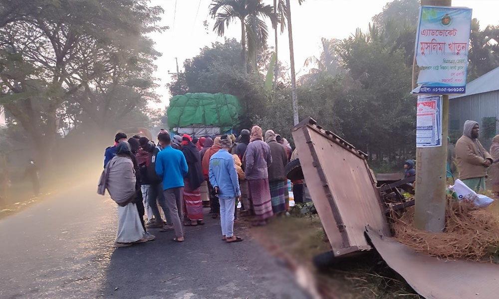 পাবনায় দাঁড়িয়ে থাকা করিমনে ট্রাকের ধাক্কা, নিহত বেড়ে ৪