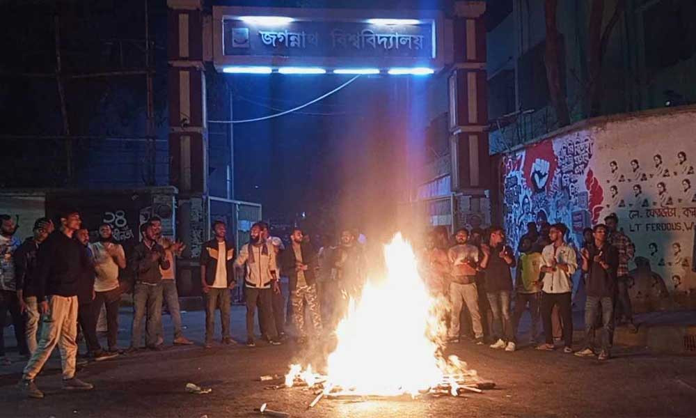 বিশ্ববিদ্যালয়ের ফটকের সামনে আগুন জ্বালিয়ে ছাত্রদলের বিক্ষোভ