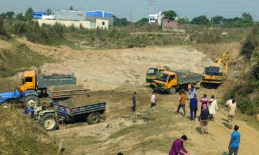 কেরানীগঞ্জে সন্ত্রাসী পাহারায় ফসলি জমির মাটি যাচ্ছে ইটভাটায়