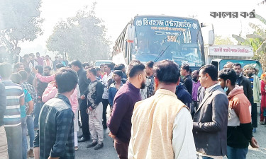 বকেয়া বেতনের দাবিতে ভালুকায় শ্রমিকদের মহাসড়ক অবরোধ