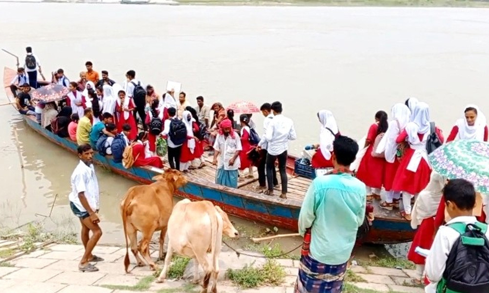 আড়িয়াল খাঁ পারাপার দুর্ভোগে ৩০ হাজার মানুষ