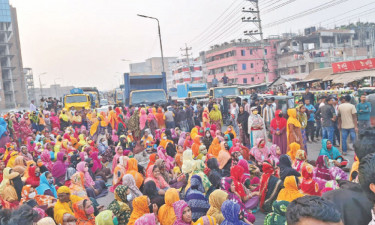 বকেয়া বেতনের দাবি ও কারখানা বন্ধের প্রতিবাদ