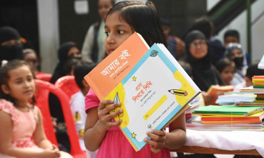 প্রথম দিনে বই পায়নি দুমকির কোনো শিক্ষার্থী