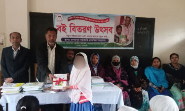 বই উৎসবের ব্যানারে শেখ হাসিনার ছবি, অভিভাবকদের ক্ষোভ