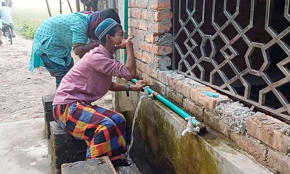 আজান হলেই খুঁড়িয়ে খুঁড়িয়ে মসজিদে যান প্রতিবন্ধী ওমর