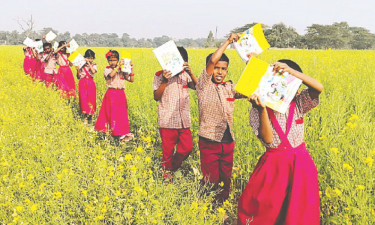 বই না পেয়ে হাসি নেই অনেক শিক্ষার্থীর