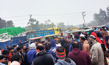 ঢাকা-টাঙ্গাইল মহাসড়ক অবরোধ করে অটোরিকশার চালকদের বিক্ষোভ