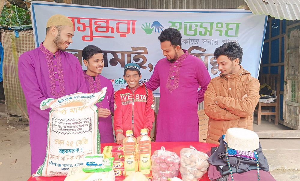 খুঁড়িয়ে খুঁড়িয়ে মসজিদে যাওয়া প্রতিবন্ধী ওমরকে বসুন্ধরা শুভসংঘের উপহার