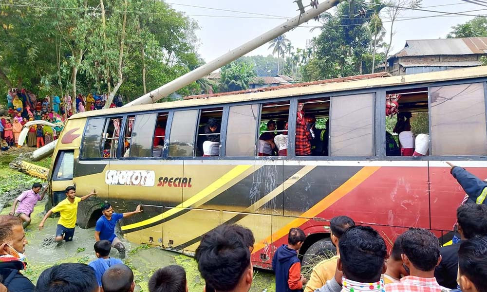 শায়েস্তাগঞ্জে বাস-প্রাইভেটকার সংঘর্ষে আহত ৪