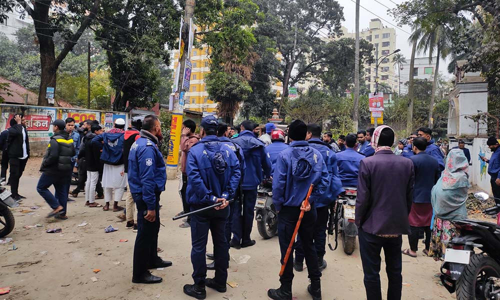 কুমিল্লায় প্রকাশ্যে কিশোর গ্যাংয়ের অস্ত্রের মহড়া, জনমনে আতঙ্ক