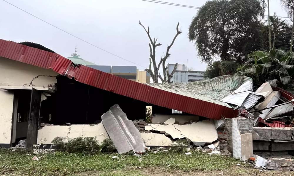 নেচে-গেয়ে নিষিদ্ধ ছাত্রলীগের অফিস গুঁড়িয়ে দিলেন শিক্ষার্থীরা