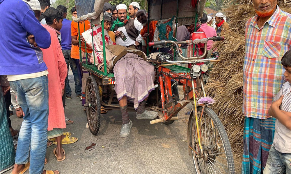 ভ্যানে মাফলার পেঁচিয়ে বৃদ্ধের মাথা বিচ্ছিন্ন