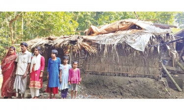 ছাউনির ঘরে রতিকান্তের বসতি