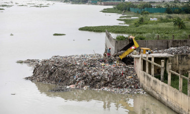 গ্রামের চেয়ে শতগুণ বেশি প্লাস্টিক ঢাকার নদীতে