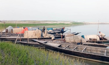 জেঁকে বসা শীতে যমুনা পাড়ের মৎস্যজীবীদের দুর্বিষহ জীবনযাপন