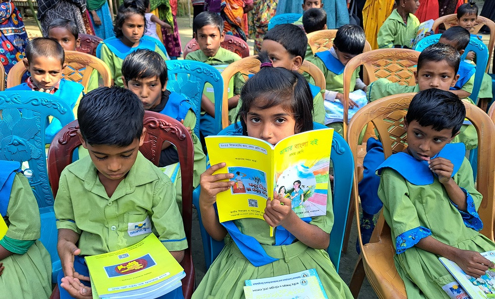 নতুন বই পেয়ে আনন্দিত শুভসংঘ স্কুলের শিশুরা