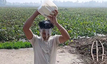 প্রেমে ব্যর্থ হয়ে মাজারে গিয়ে দুধ দিয়ে গোসল