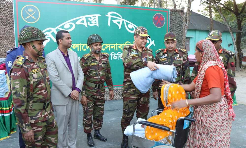 ঠাকুরগাঁওয়ে সেনাবাহিনীর শীতবস্ত্র ও ওষুধ বিতরণ