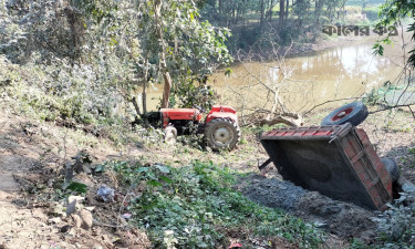 দেবীদ্বারে বালুবোঝাই ট্রাক্টর উল্টে প্রাণ গেল চালকের