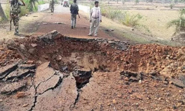 ছত্তিশগড়ে পুলিশের গাড়িতে মাওবাদীদের বোমা হামলা, নিহত ৯