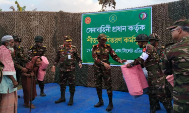 চুনারুঘাটে শীতার্তদের মাঝে কম্বল বিতরণ করলেন সেনাপ্রধান