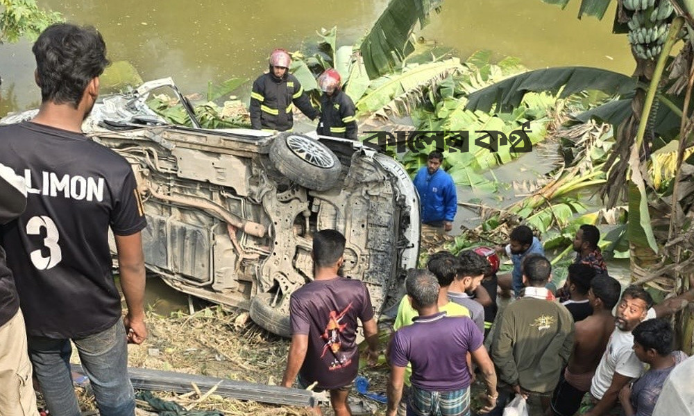 ট্রেনের ধাক্কায় পুকুরে মাইক্রোবাস, নিহত ৫