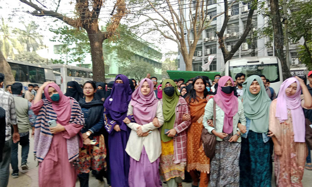 জবি প্রক্টরের ওপর হামলার বিচারের দাবিতে বিক্ষোভ