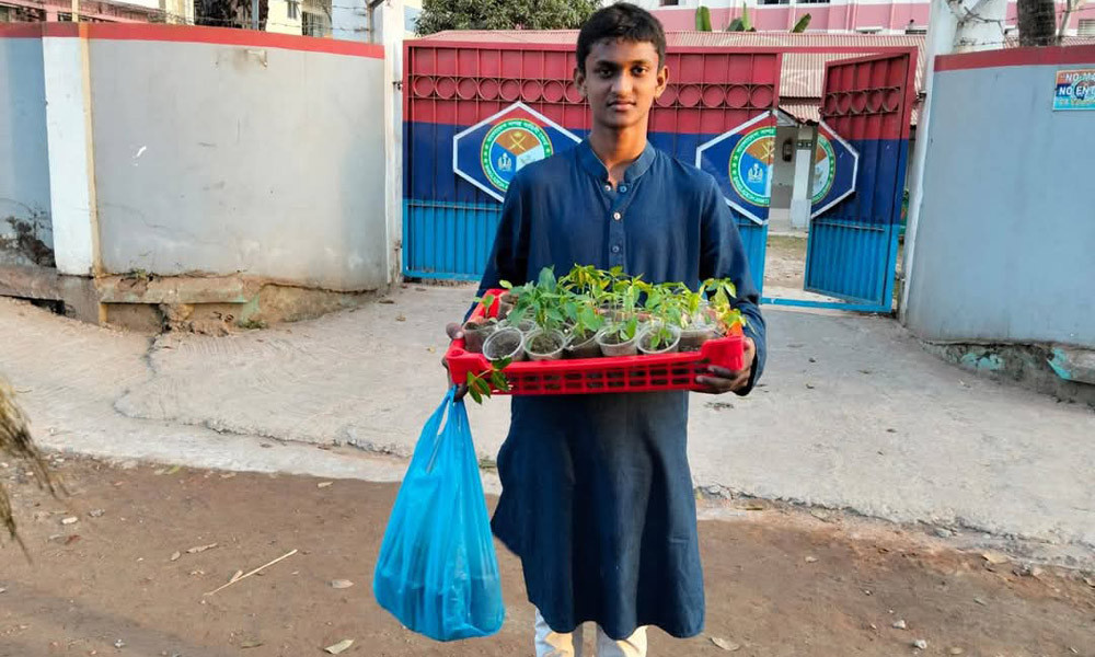 উপহার নিয়ে গিয়ে হেনস্থার শিকার শিক্ষার্থী, জেলা প্রশাসক বললেন ভুল বোঝাবুঝি