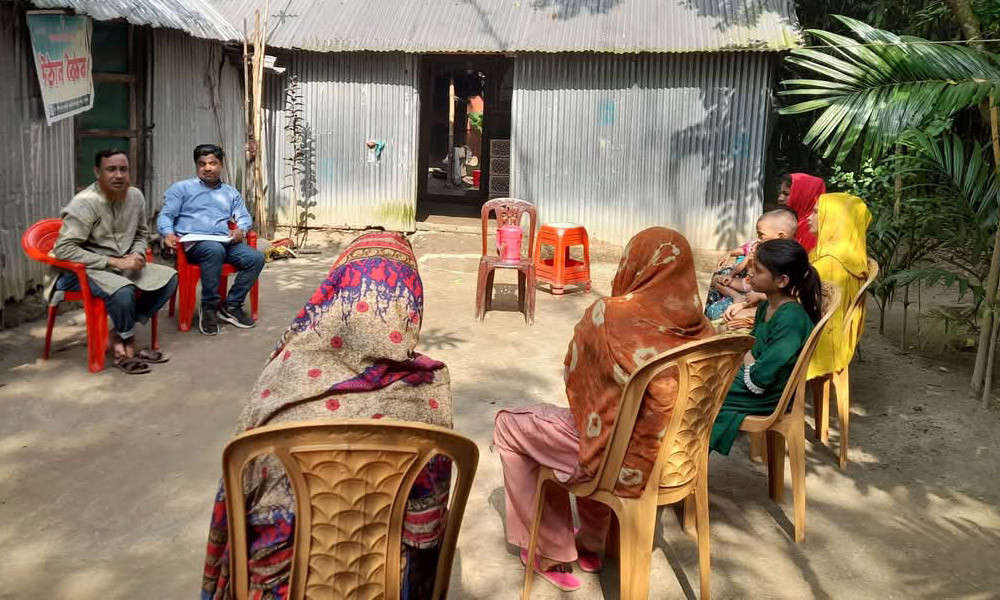 ঝরে পড়া রোধে শিক্ষার্থীদের বাড়ি বাড়ি ঘুরছেন শিক্ষক শফিউল আলম