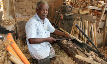 অর্ধেক শরীর হারানো মজনু আজ উদ্যোক্তা, অন্যের আশা-ভরসা