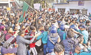 সচিবালয়ের সামনে পুলিশ-শিক্ষার্থী ধাওয়া পাল্টাধাওয়া, ফাঁকা গুলি