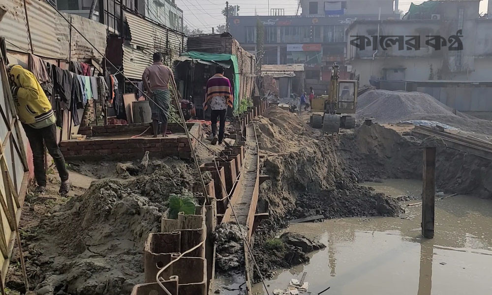 সড়ক দেবে ভাঙল কবরস্থান ও দোকান, ঝুঁকিতে আশপাশের ভবন