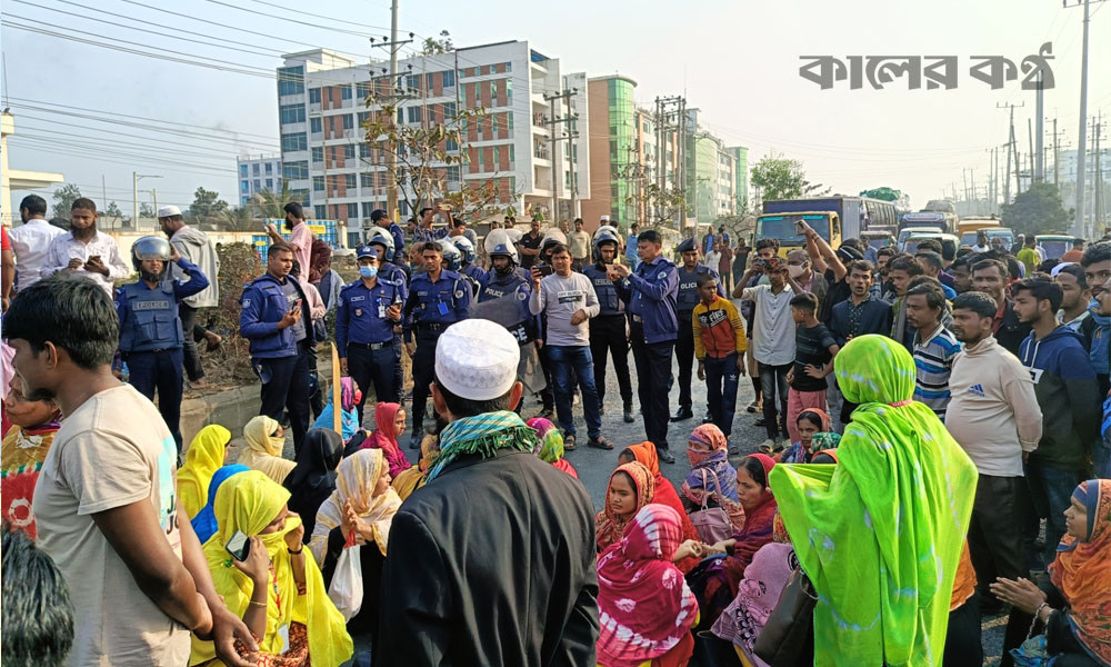 ঘোষিত তারিখে বেতন না দেওয়ায় ভালুকায় ফের মহাসড়ক অবরোধ করলেন শ্রমিকরা