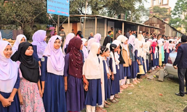 বিদ্যালয়ের খেলার মাঠ রক্ষার দাবিতে শিক্ষার্থীদের মানববন্ধন