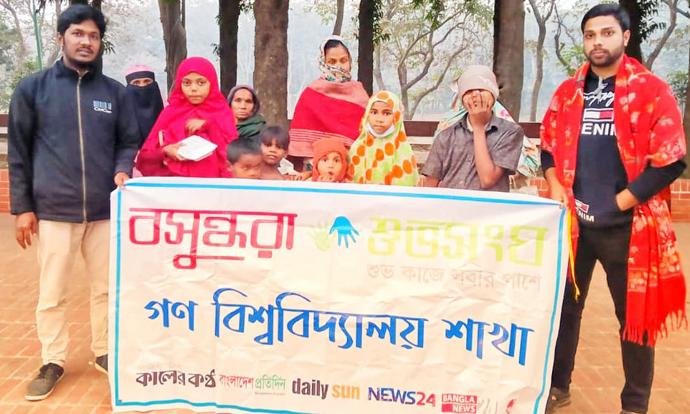 পথশিশু ও ছিন্নমূল মানুষের মাঝে শীতকালীন পিঠা বিতরণ